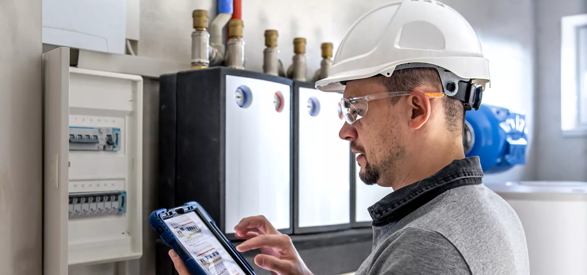 Elektrotechniker bei der Arbeit